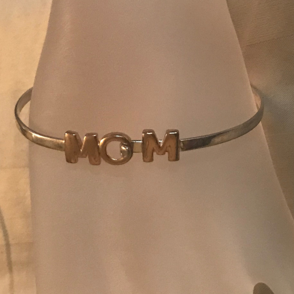 Beautiful MOM word Bracelet.